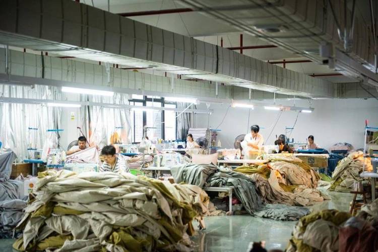 月5日,天猫商家mido house铭都家纺旗舰店的工厂里,工人正在抓紧生产